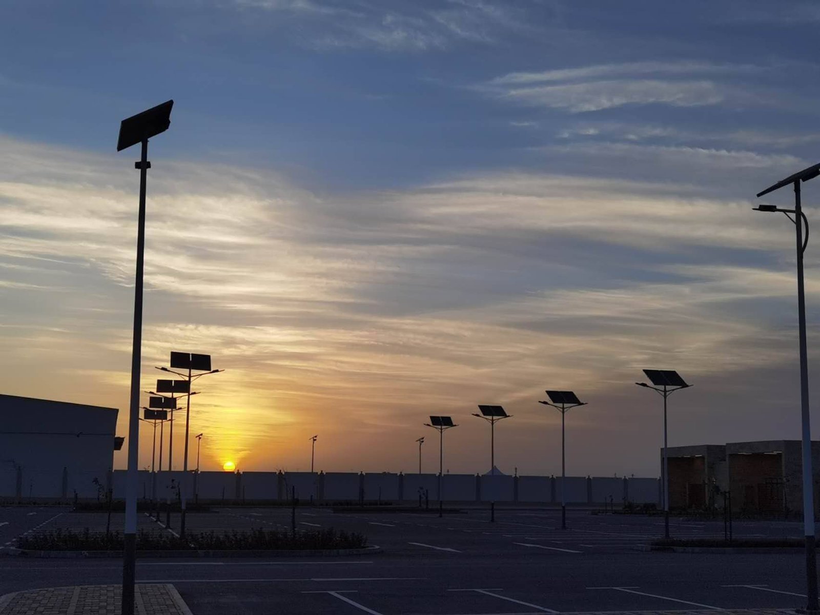 Entretien saisonnier d'un lampadaire solaire au Maroc